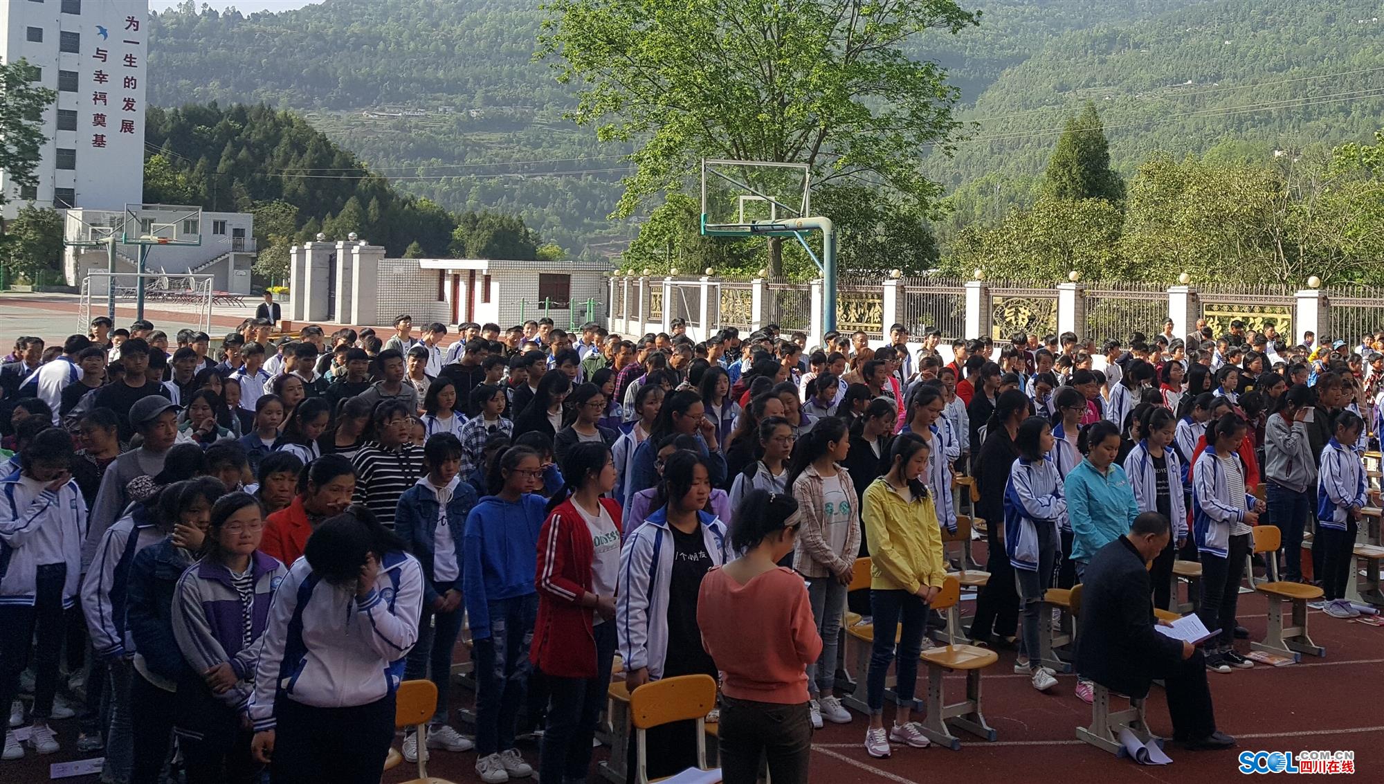 巴中市恩阳区雪山中学举行感恩演讲报告会 学生现场抹眼泪