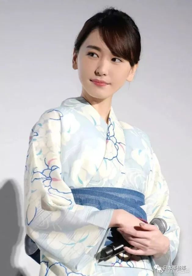 石原里美拍摄一些广告时也经常穿浴衣,十分优雅,还被称为"和服美女"