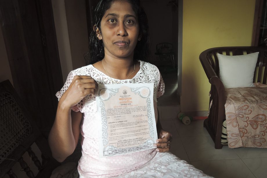 一位斯里兰卡女士展示她的捐献志愿书  图源：美国《全球新闻期刊》