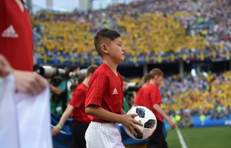 世界杯小组赛韩国vs瑞典,球员入场仪式上一名黑发黑眸的东方球童格外