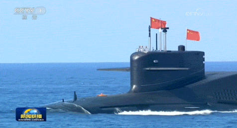 　▲4月12日上午，中央军委在南海海域隆重举行海上阅兵，展示人民海军崭新面貌。（央视新闻）