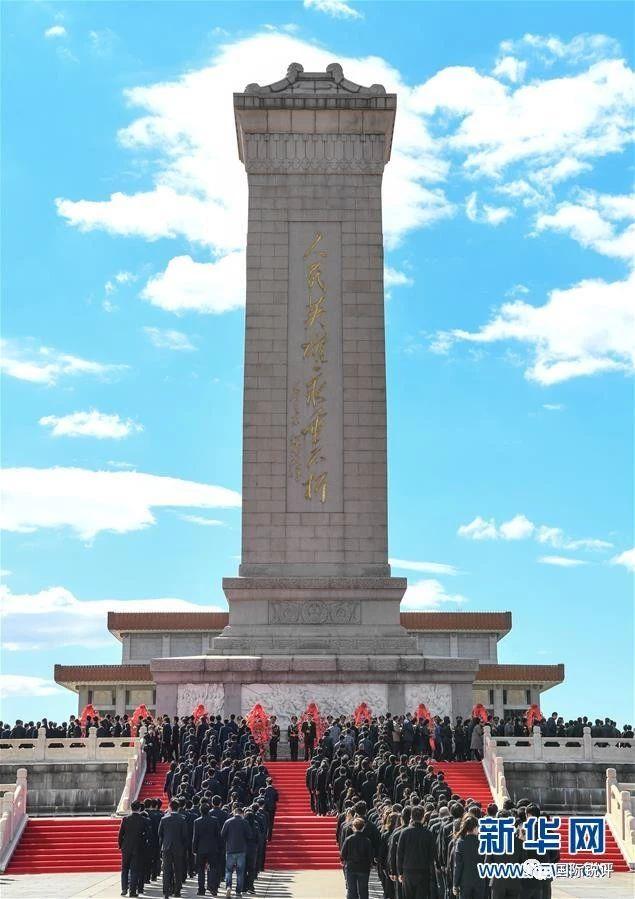  9月30日，烈士纪念日向人民英雄敬献花篮仪式在北京天安门广场隆重举行。 新华社记者 申宏 摄
