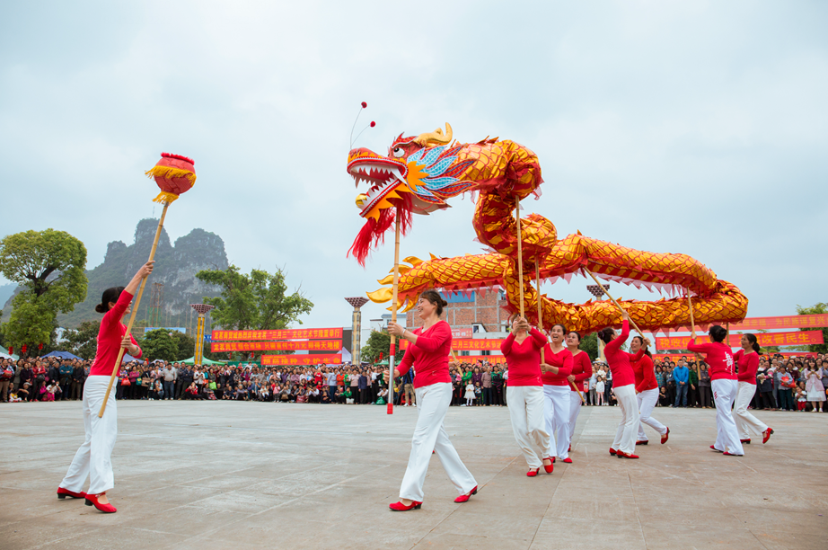 4月12日,天等县龙茗镇群众在"三月三"文化艺术节上进行舞龙表演.