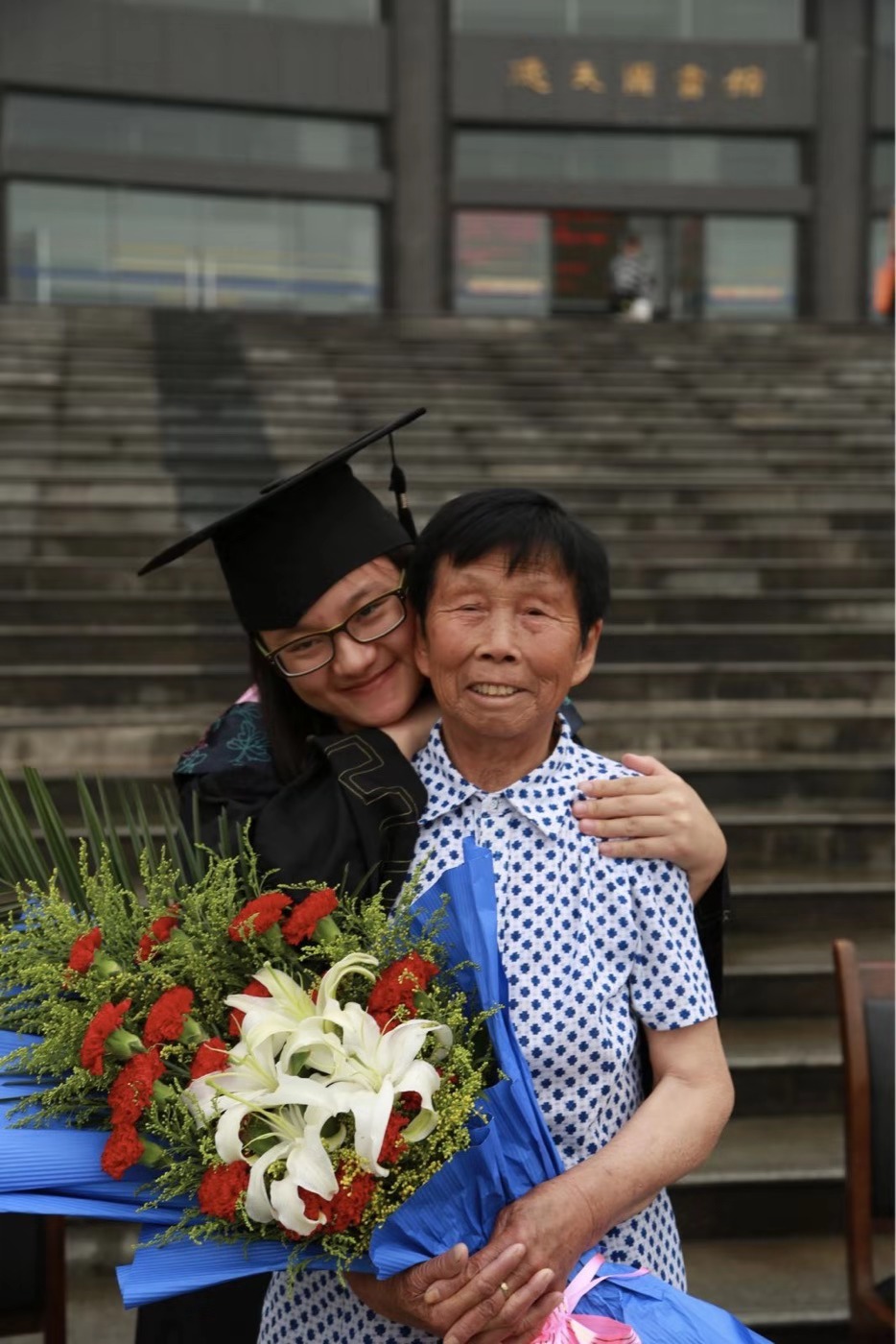 孙玉晴本科毕业时与母亲的合照。 受访者供图