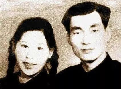 朱镕基和妻子劳安（左）的结婚照。