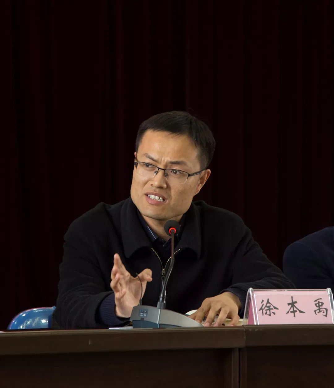 2004年"感动中国"人物,秭归县委副书记徐本禹主持会议3月末的一个下午