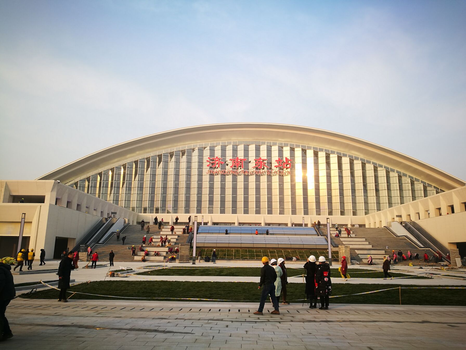 济南东站不在大明湖畔新站开门迎客不少旅客跑错站