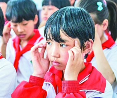 近视产品:我国青少年近视率世界第一:电子产品等是罪魁祸首 河北邢台,小学生在做眼保健操。
