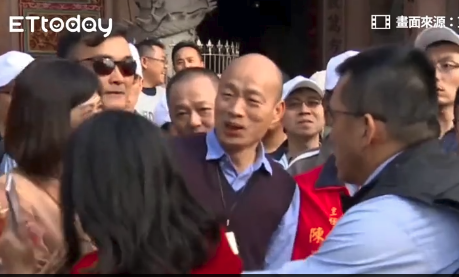 韩国瑜被摸头后的表情（图源：东森新闻网）