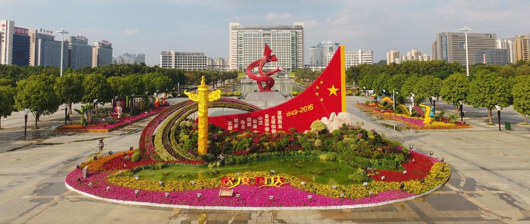 中心广场又摆花啦,见证东莞辉煌历程!穿越过去13年的国庆主花坛