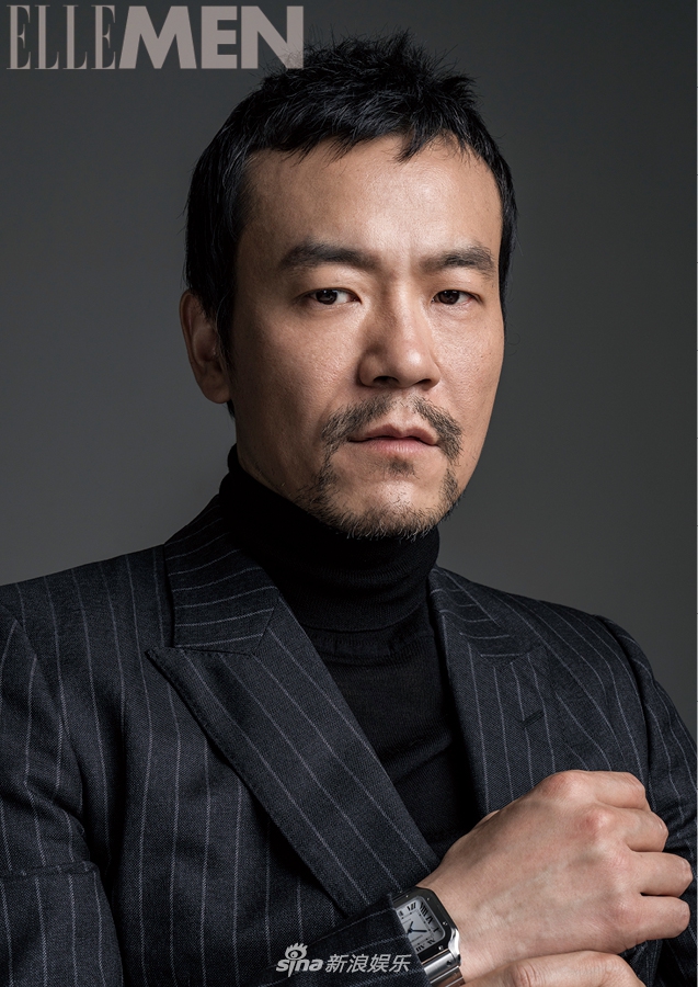 廖凡登封西装革履尽显硬汉气质 眼神沉郁释放熟男魅力