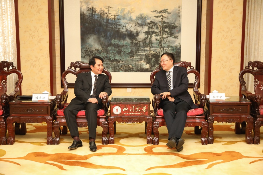 校长李言荣,副校长张林,四川科伦药业股份有限公司董事长刘革新