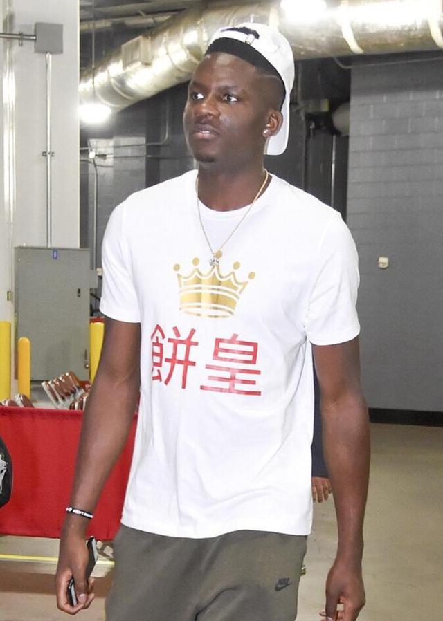 "饼皇"卡佩拉穿出了维密大秀的感觉