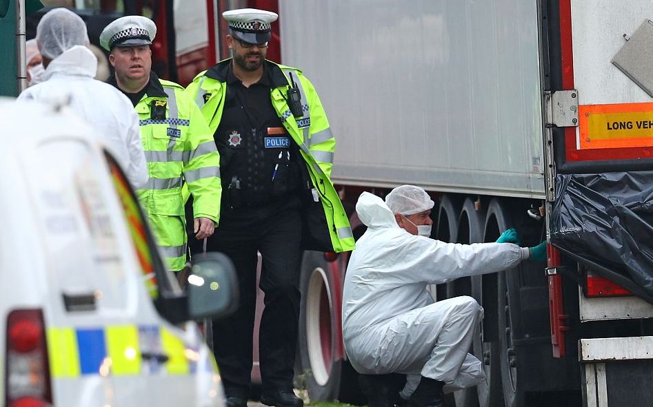▲英国警方确认卡车内39具遗体为中国籍，31男8女。图片来源：新京报网