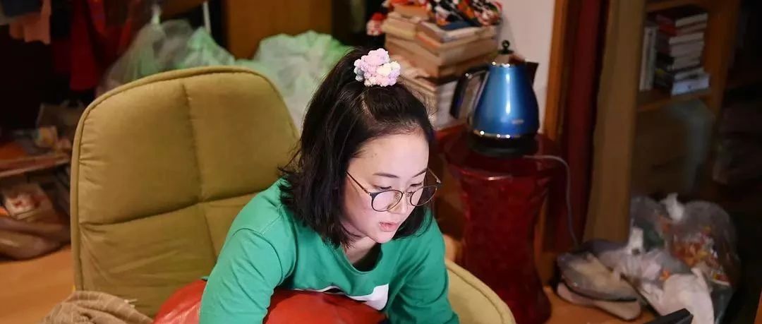 "那个婚戒不离身的男人好娘啊!""不,他好帅!