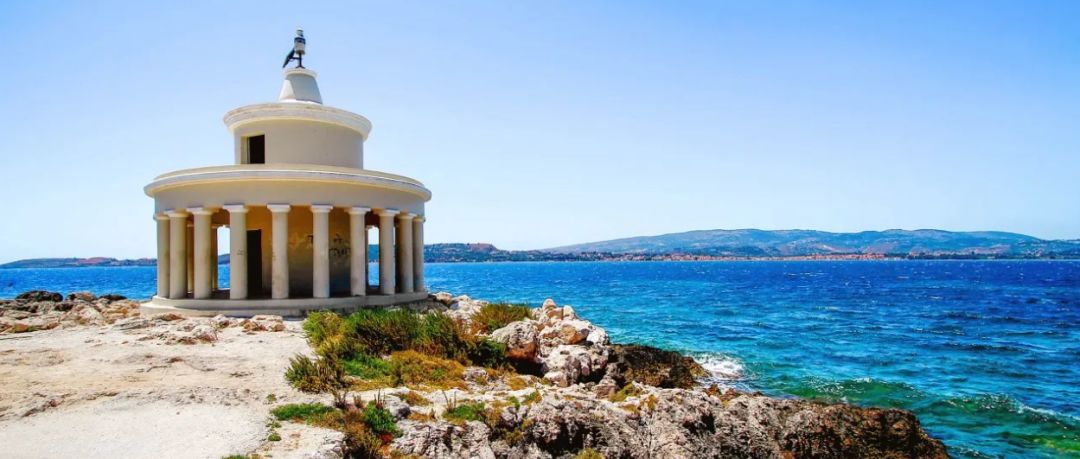 和上面的德波塞特石桥一样,这座灯塔也是由当时辖管凯岛的英国人修建