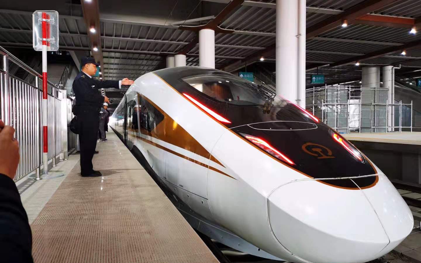 【铁路掠影】中国标准动车组京广高铁首发（进站+出站）_哔哩哔哩_bilibili