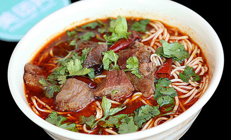 他跟着舅舅卖牛肉面,创业成功,拥有800多家门店