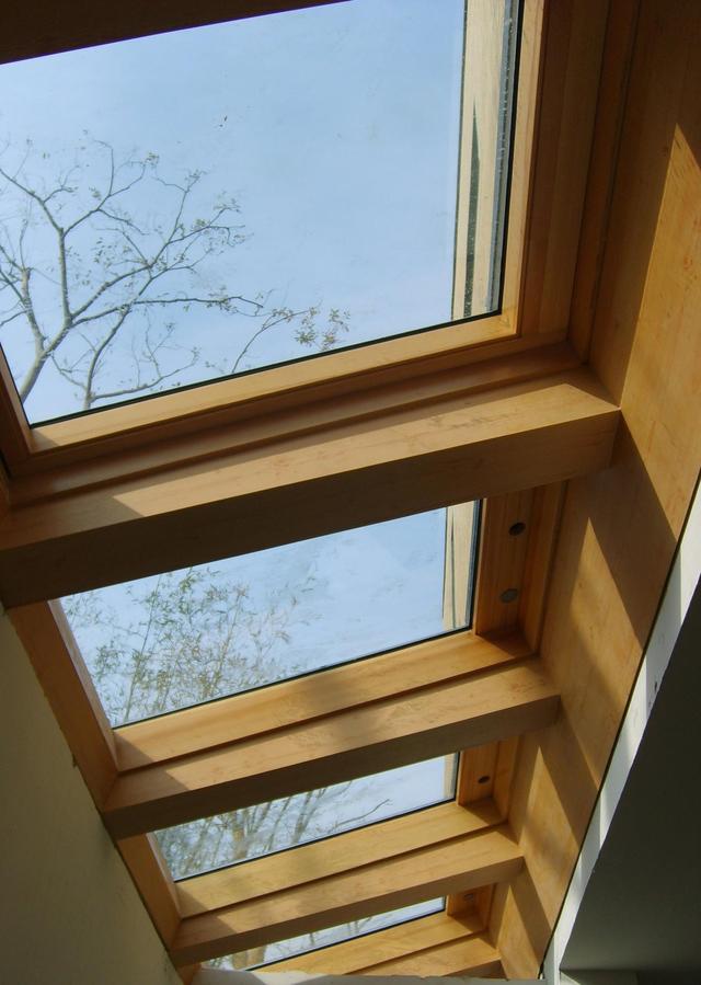 地下室光线差又潮湿开了扇采光窗通风又透亮上脚踩踩都没问题