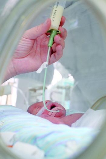 严密监护 暖箱里的生命保卫战|早产儿|徐海燕|宝宝_新浪网