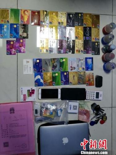扣押的作案工具银走卡。咸宁警方供图 扣押的作案工具银走卡。咸宁警方供图