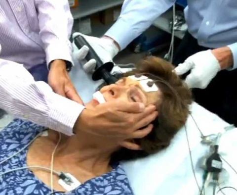 抑郁母亲用电击疗法挽救了生命 但却失去了部分记忆