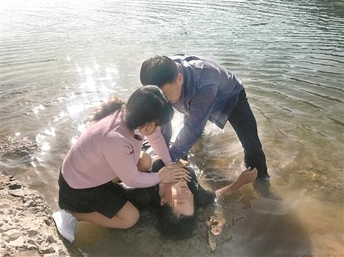 天台一干部勇救两名落水者!