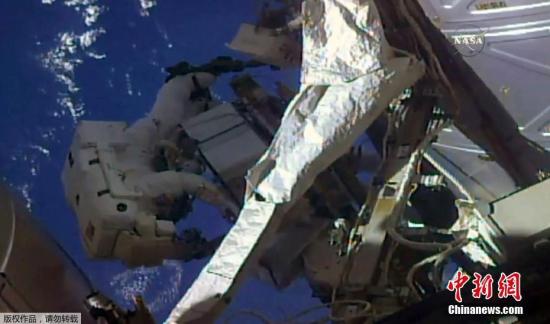 当地时间5月16日，国际空间站上两名宇航员出舱太空行走，更换检查空间站外置冷却箱。（视频截图）