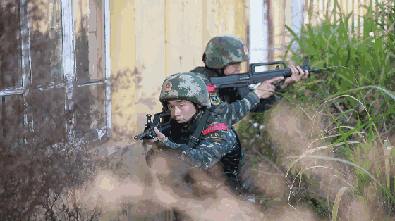 负重奔袭!一组动图带你感受武警"魔鬼周"极限训练