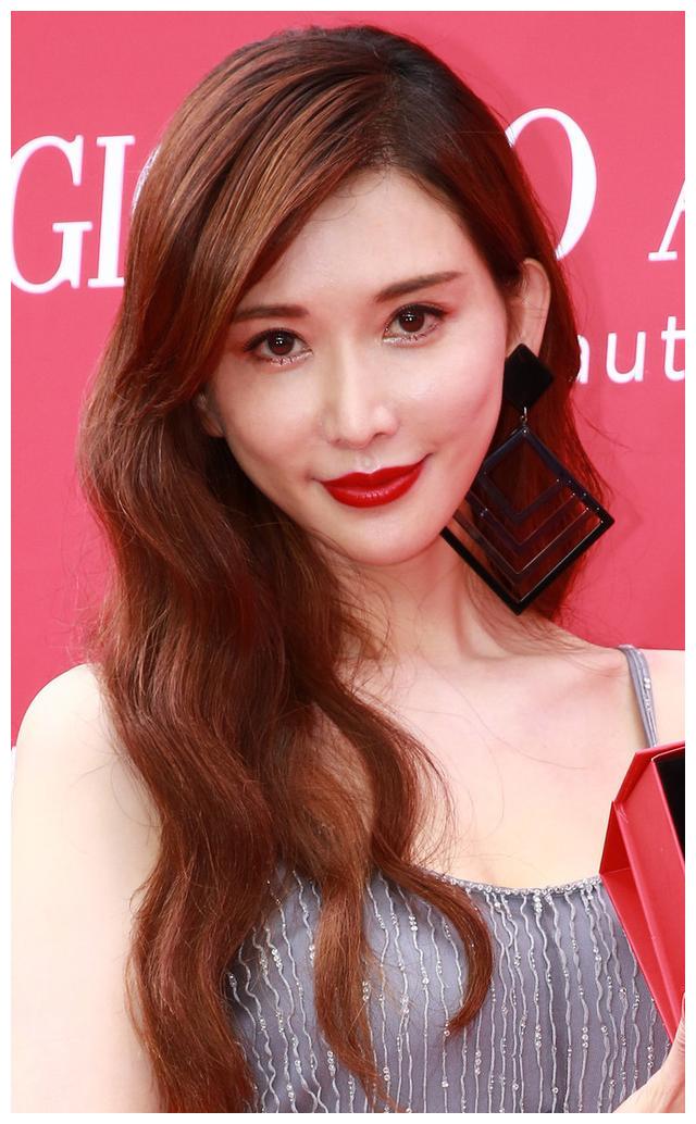 林志玲与老公合体拍婚纱,一脸娇羞含情脉脉比艳郭碧婷与向佐夫妇