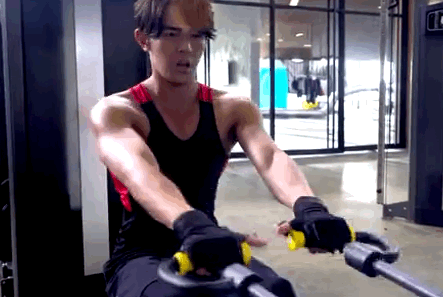 饰演健身教练周乔的汪东城身着紧身运动背心,示范了多组健身动作,分享