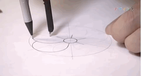 第一次看的时候很惊讶看似复杂多变的日本家纹竟然只脱胎自圆和线.