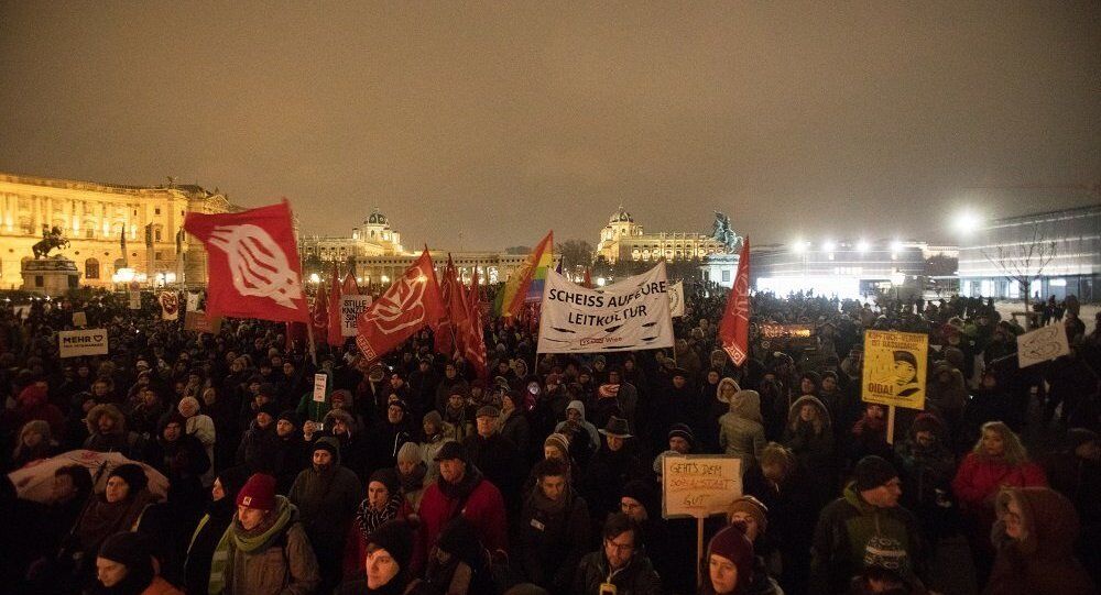 奥地利维也纳爆发游行约17万人抗议移民政策