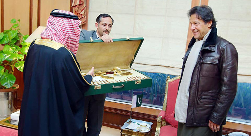 沙特王子法赫德向巴基斯坦总理伊姆兰·汗赠送黄金AK 图源：脸书官方账号