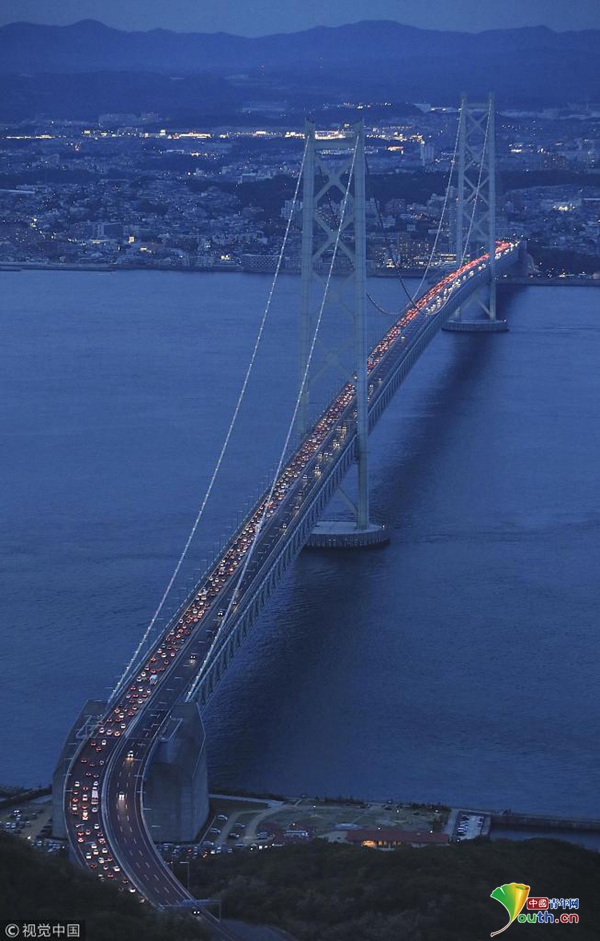 日本黄金周迎来返程高峰 跨海大桥上车流拥堵