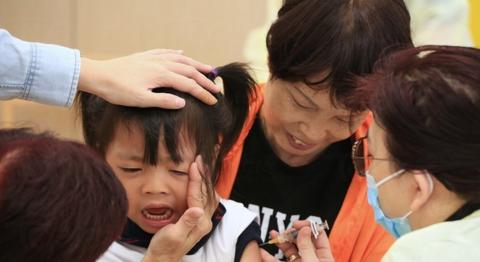 小孩在接种疫苗（图源：香港经济日报）