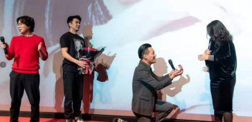 卢庚戌在广州《一生有你》首映现场 做求婚见证人林恩当众单膝下跪给