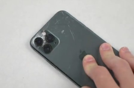 虐机达人还是对苹果iphone 11 pro下手了:锤子砸,小刀划