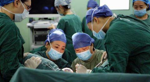 女医生两天做25台手术 双脚肿成"大象脚"难行走