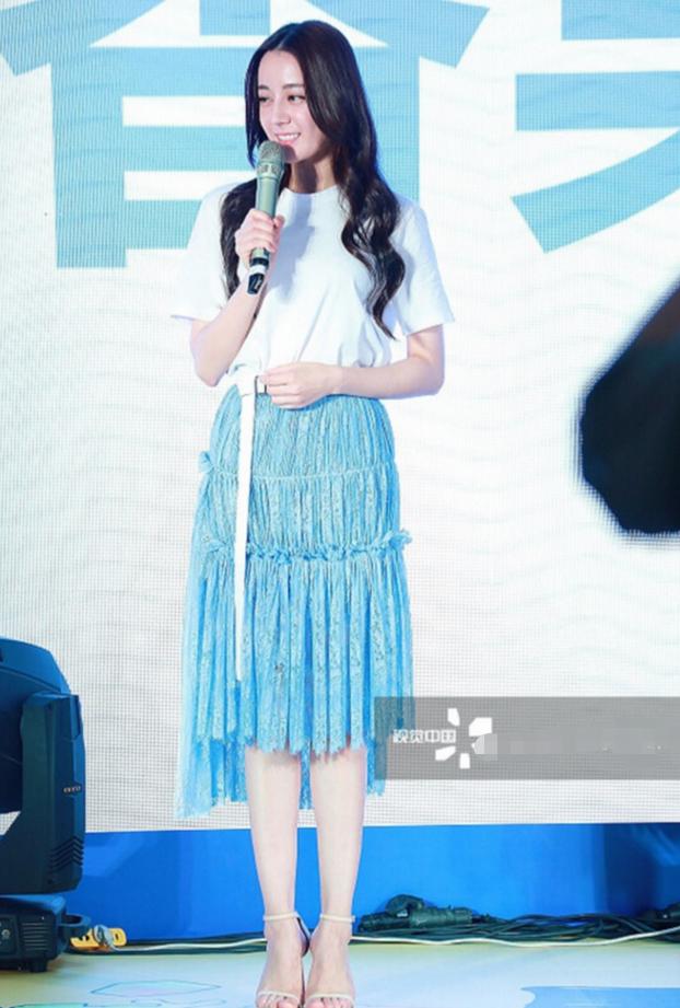 热巴活动近照,脸上肉嘟嘟胖不少,网友:25岁就塑料沧桑的像45岁