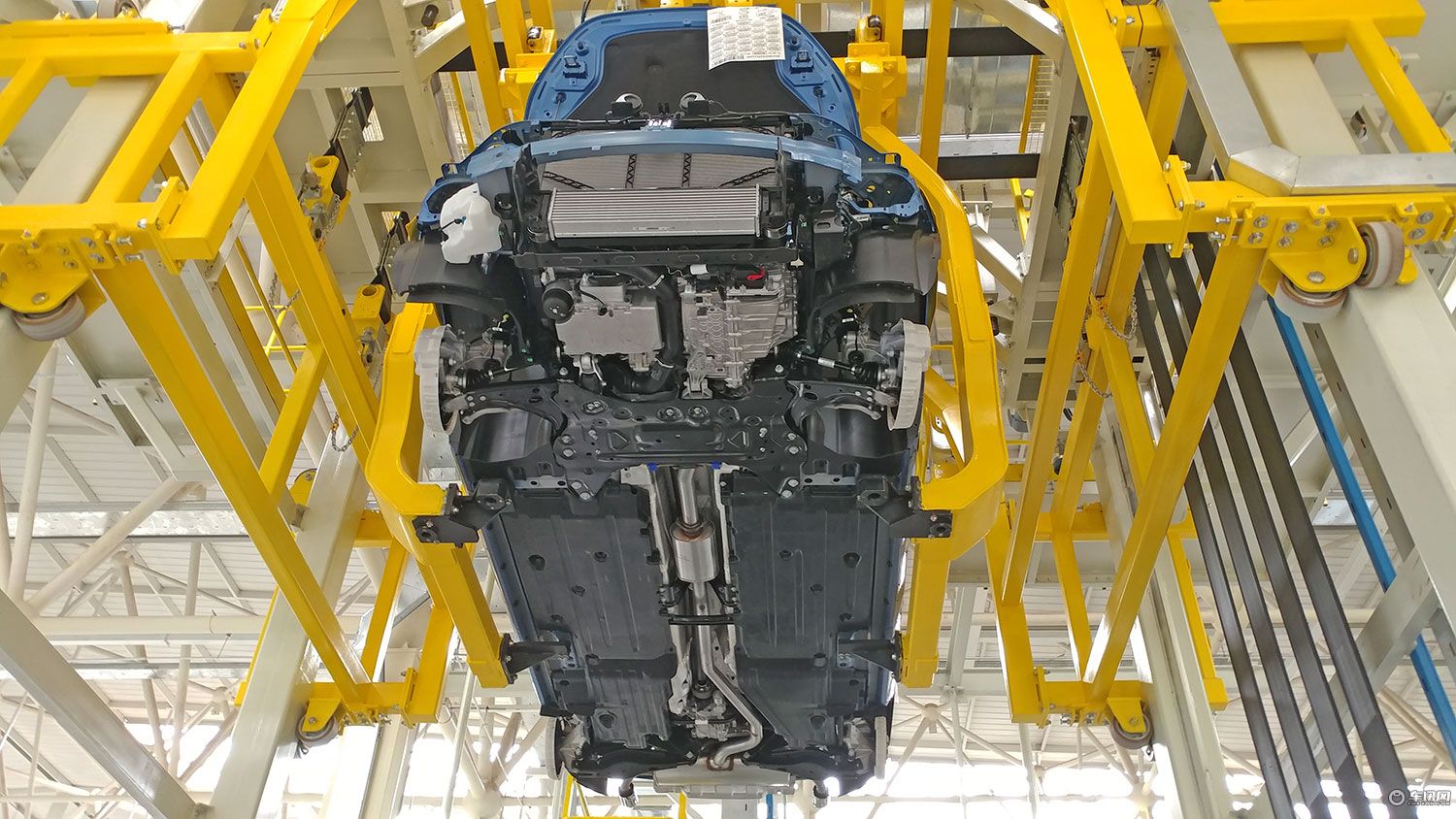 底盘,笔者也拍到了两张高清大图,但看护板防护的严密程度,领克02在