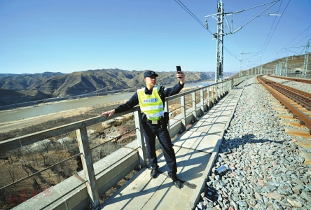 西起山西省吕梁市兴县瓦塘镇,东至山东省日照港,全长1260公里,是一条