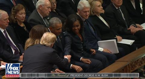 特朗普与奥巴马夫人米歇尔握手（福克斯新闻）