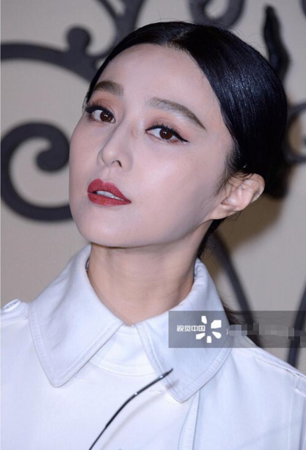 范冰冰活动未p照,白得比刘亦菲还耀眼,就是衣领上的粉底露馅了