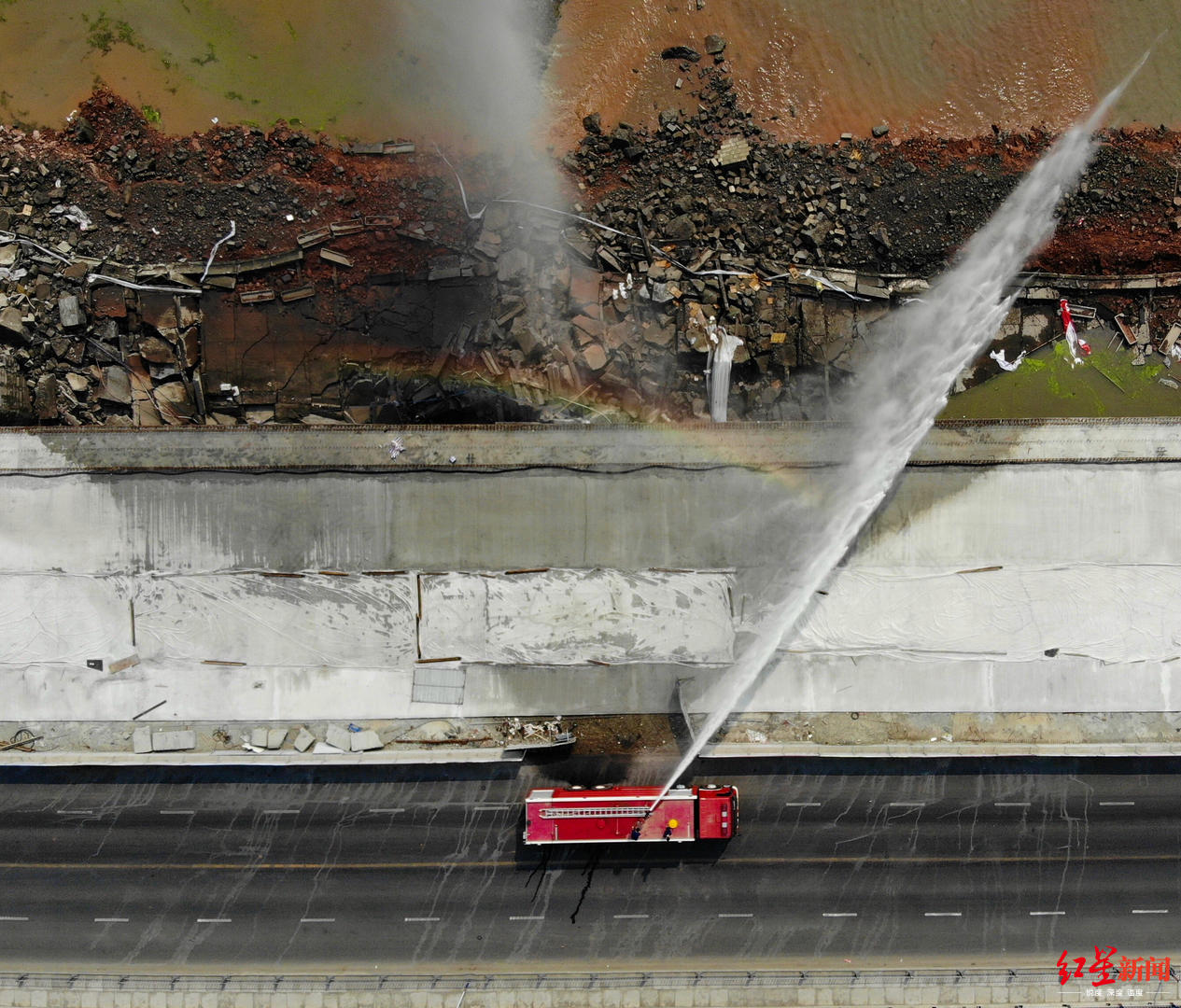 现场屹立33年今说再见眉山旧岷江一桥爆破拆除