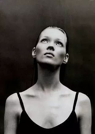 经纪公司的创始人sarah doukas,对方竟然在kate身上看出了超模气质