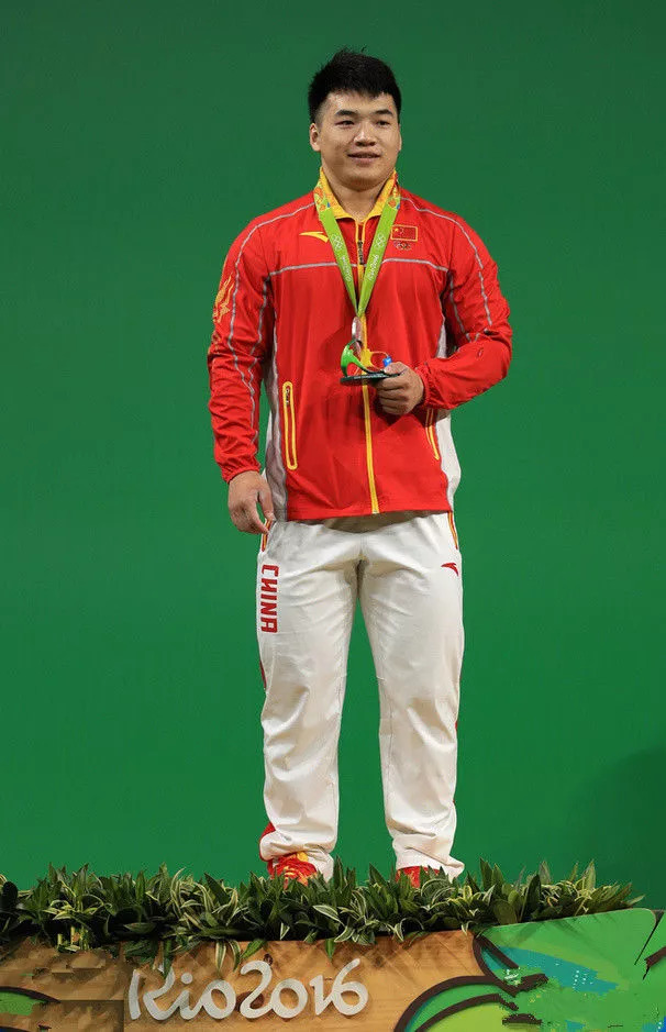 田涛(湖北队)2013年获得第十二届全运会男子举重62公斤级比赛金牌和