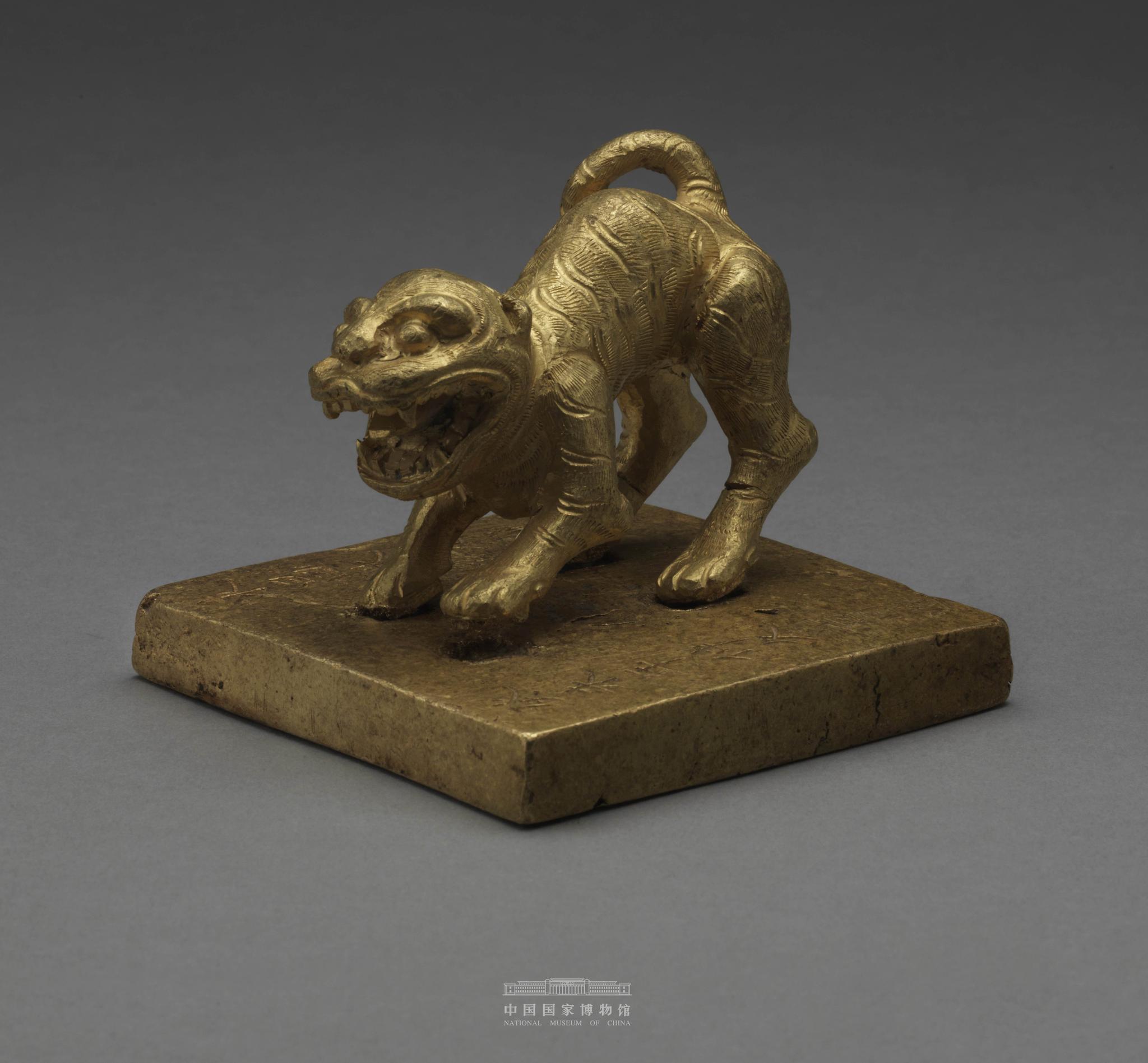 海昏侯墓江口沉银从盗墓贼手中追缴的文物亮相国博