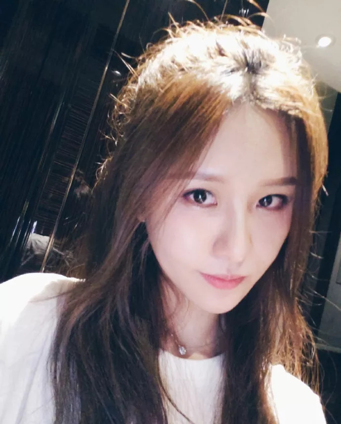 阿冷盛世美颜,掀起刘海露大脸,粉丝依旧夸赞美美哒