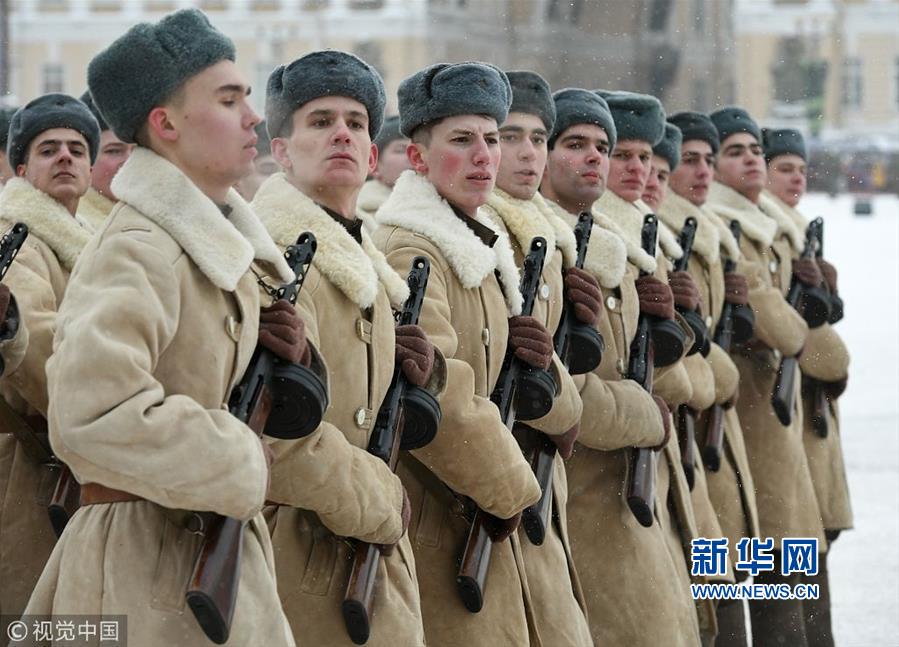 俄圣彼得堡举行阅兵仪式 纪念列宁格勒保卫战